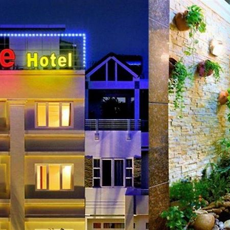 U And Me Hotel Tan Phong Esterno foto